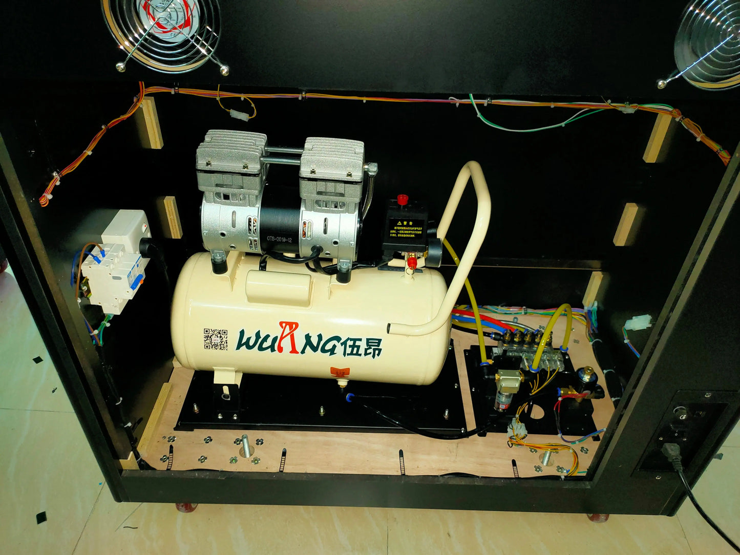 Cruising-Blast-Racing-Game-Machine-Cruis'n-Blast-Simulator-Racing-Car-Dynamic-Storm-game-Tomy-Arcade