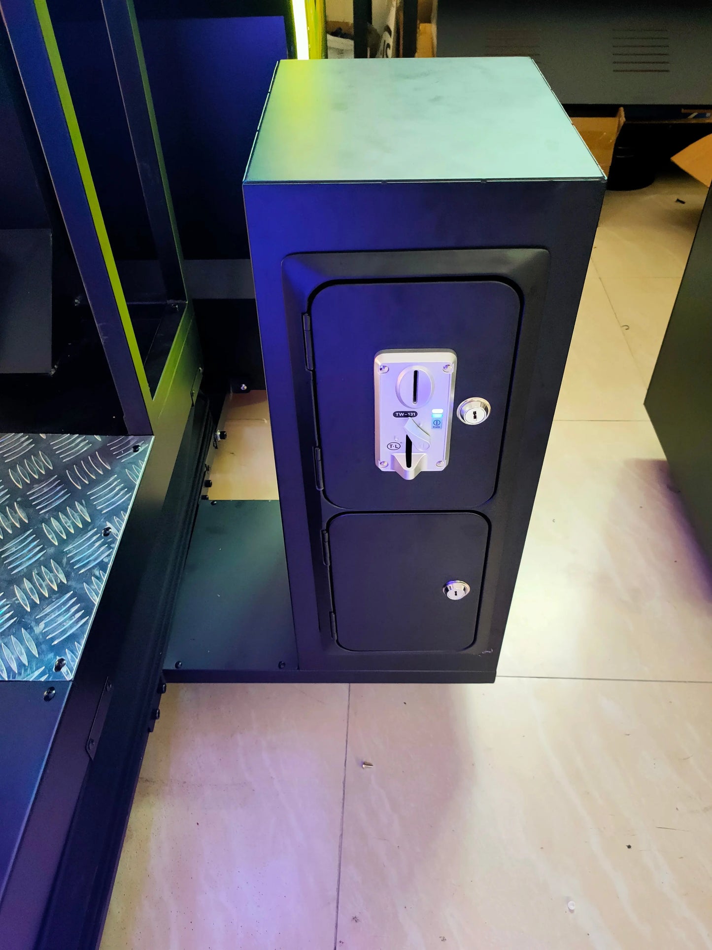 Cruising-Blast-Racing-Game-Machine-Cruis'n-Blast-Simulator-Racing-Car-Dynamic-Storm-game-Tomy-Arcade