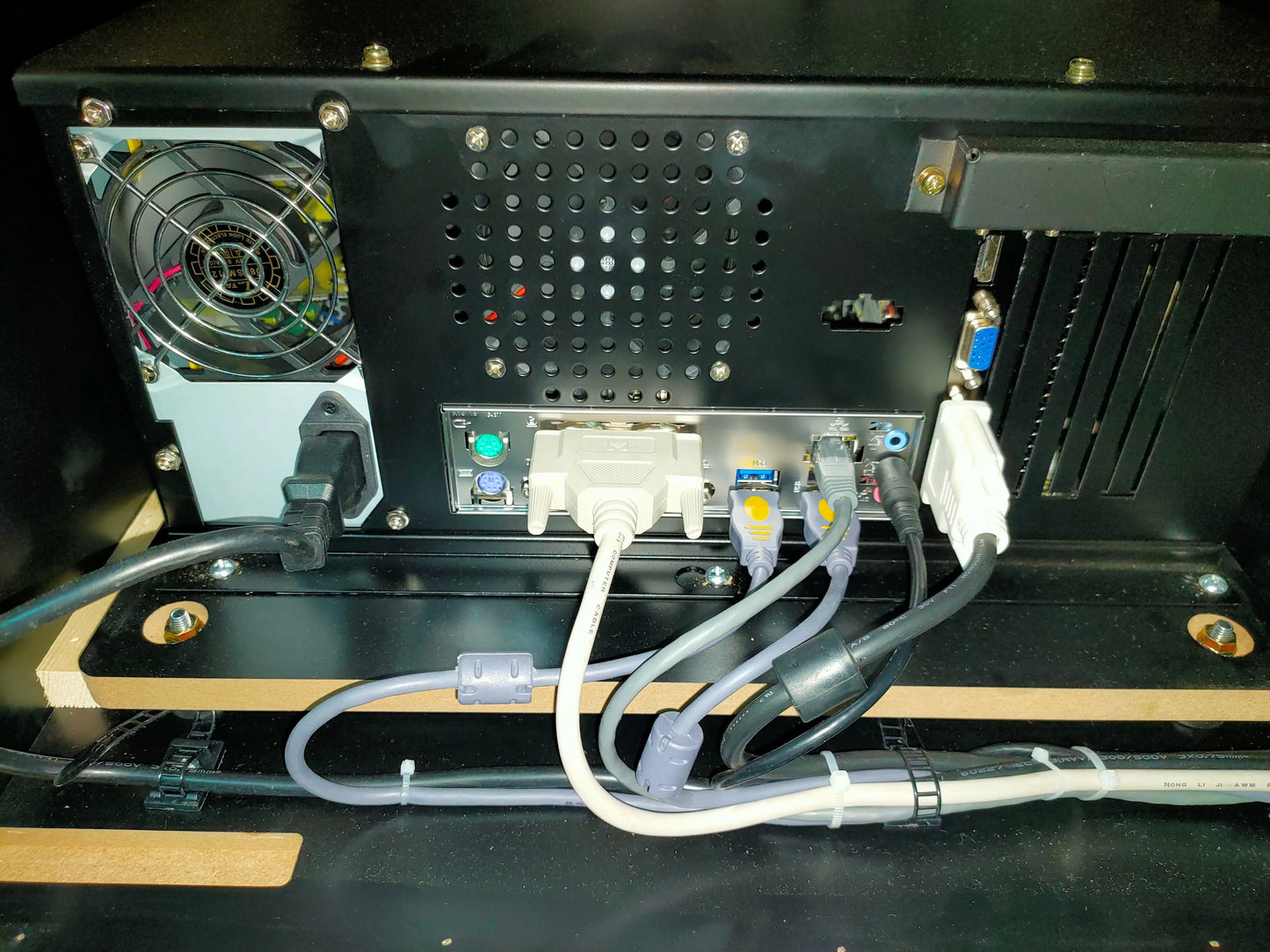 Cruising-Blast-Racing-Game-Machine-Cruis'n-Blast-Simulator-Racing-Car-Dynamic-Storm-game-Tomy-Arcade