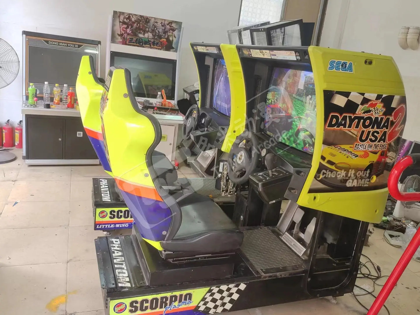 Daytona-USA-2-racing-car-Twin-Battle-on-the-edge-video-racing-arcade-games-Tomy-Arcade