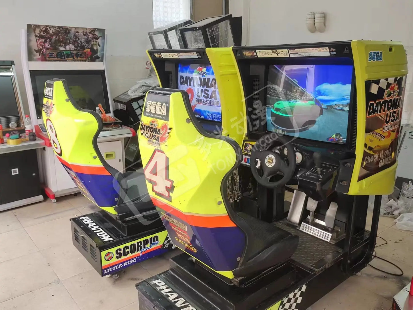 Daytona-USA-2-racing-car-Twin-Battle-on-the-edge-video-racing-arcade-games-Tomy-Arcade