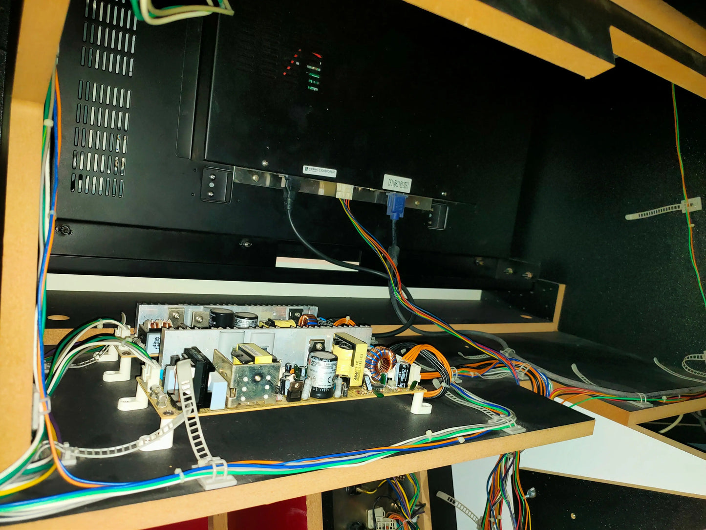 Guitar-Freaks-V-7-Rhythm-Games-Retro-KONAMI-Freaks-V7-Guitar-music-Arcade-Game-machine-Tomy-Arcade