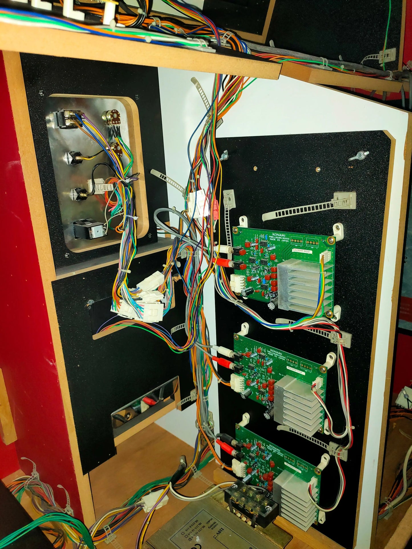 Guitar-Freaks-V-7-Rhythm-Games-Retro-KONAMI-Freaks-V7-Guitar-music-Arcade-Game-machine-Tomy-Arcade