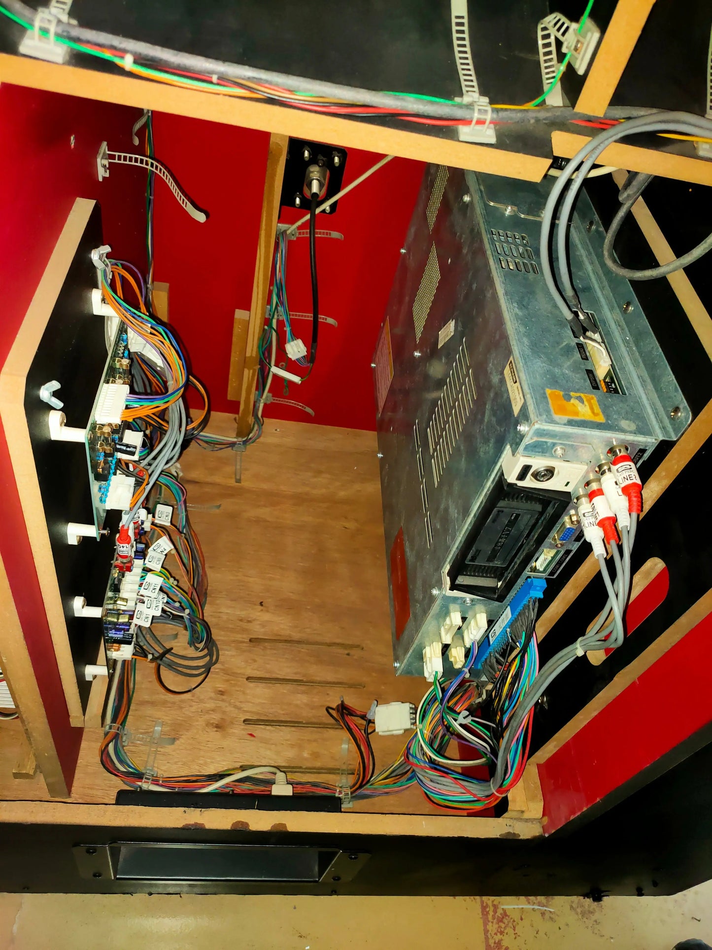 Guitar-Freaks-V-7-Rhythm-Games-Retro-KONAMI-Freaks-V7-Guitar-music-Arcade-Game-machine-Tomy-Arcade