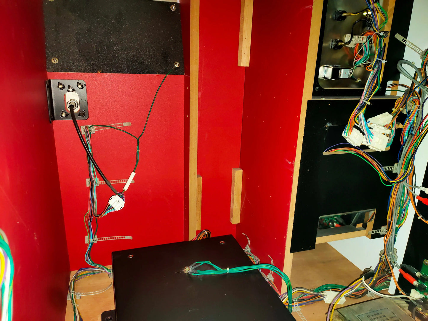 Guitar-Freaks-V-7-Rhythm-Games-Retro-KONAMI-Freaks-V7-Guitar-music-Arcade-Game-machine-Tomy-Arcade