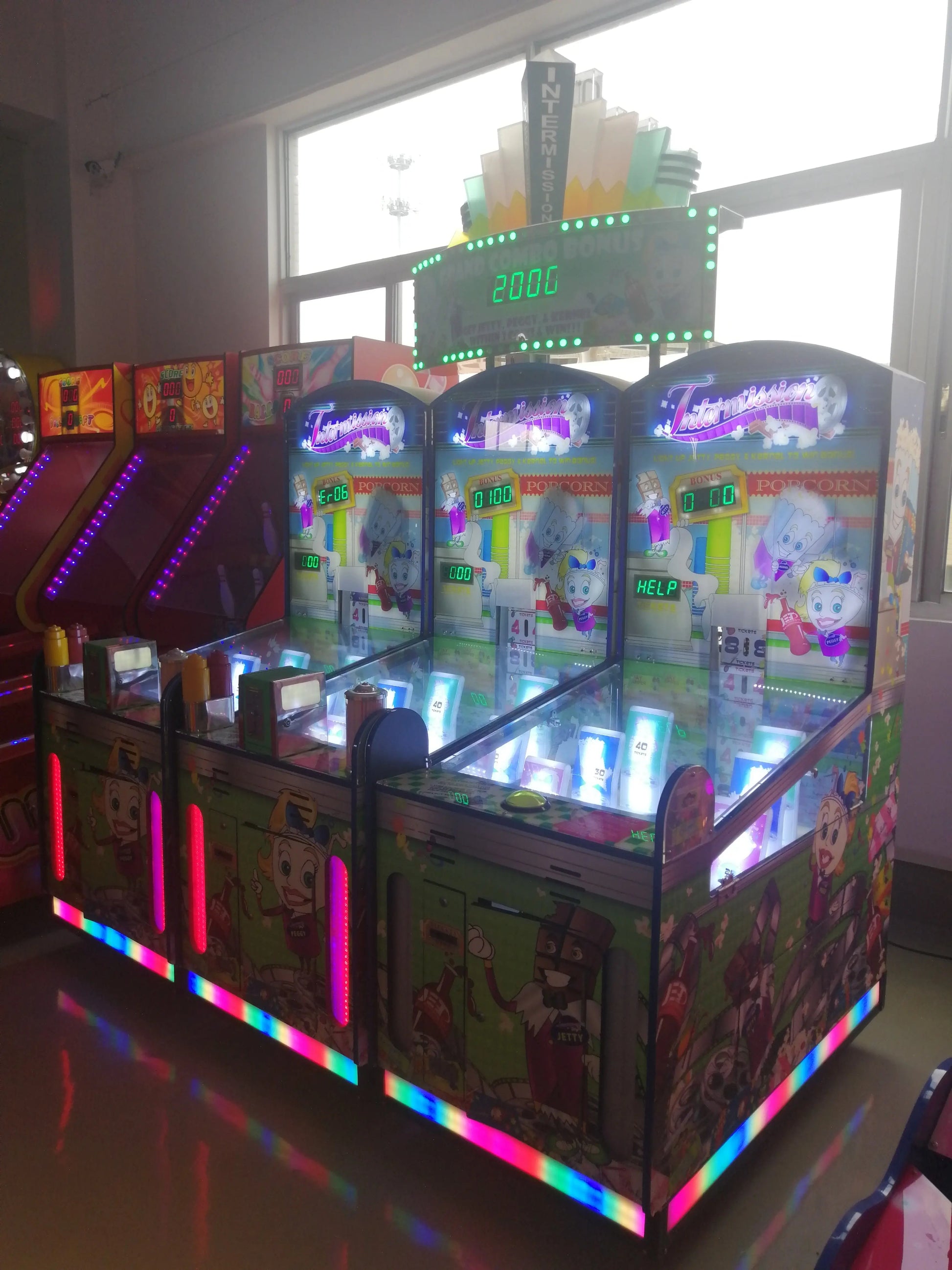 Hollywood-Reels-Tnter-mission-game-machine-Amusement-Coin-Operated-Lottery-Ticket-Redemption-games-Tomy-Arcade