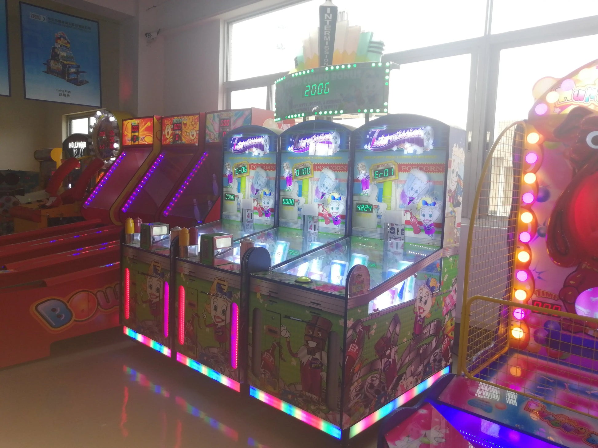 Hollywood-Reels-Tnter-mission-game-machine-Amusement-Coin-Operated-Lottery-Ticket-Redemption-games-Tomy-Arcade