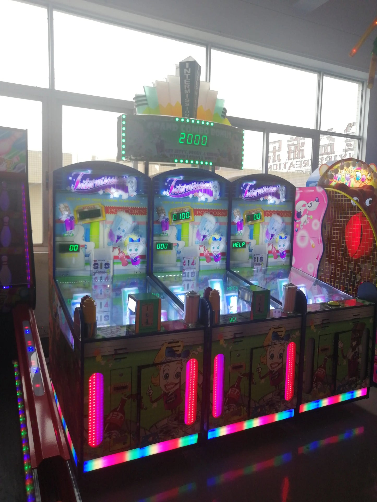 Hollywood-Reels-Tnter-mission-game-machine-Amusement-Coin-Operated-Lottery-Ticket-Redemption-games-Tomy-Arcade