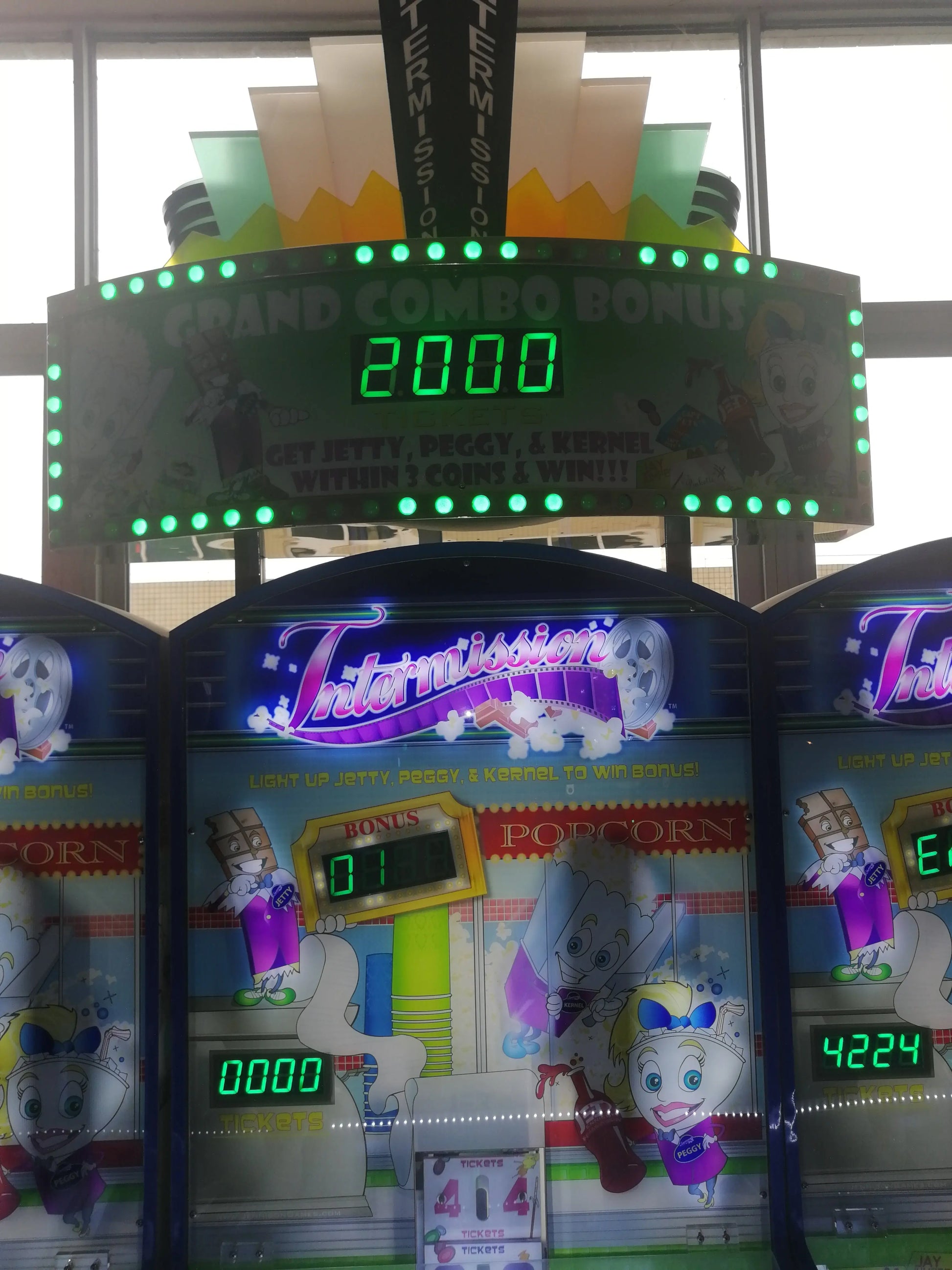 Hollywood-Reels-Tnter-mission-game-machine-Amusement-Coin-Operated-Lottery-Ticket-Redemption-games-Tomy-Arcade