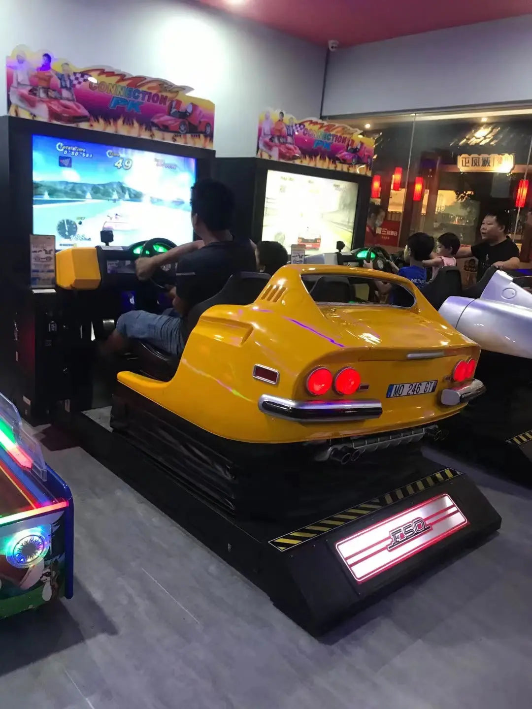 Dynamic Outrun racing car video arcade game machine Retro SEGA games ...
